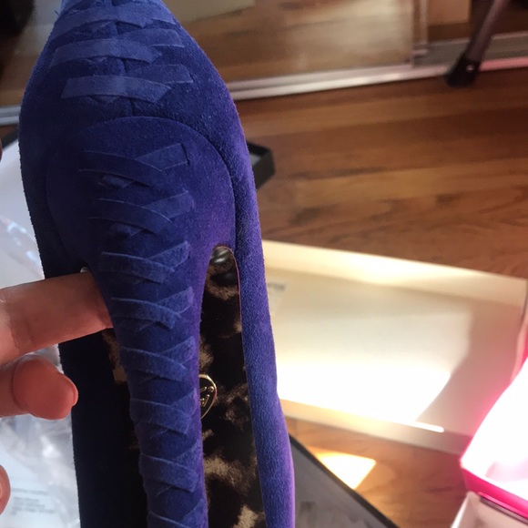 Shoes - Picture 3 of 8